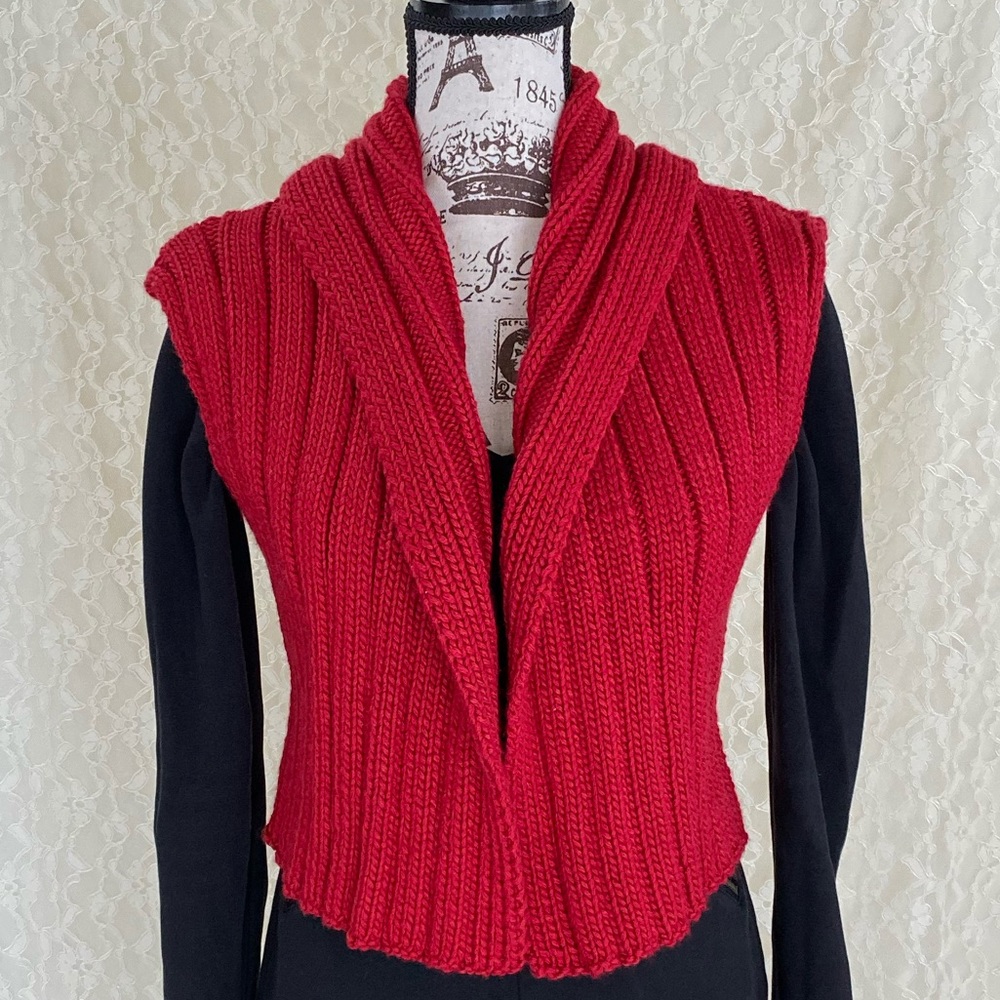Hand Red knit Crop Vest sz Small